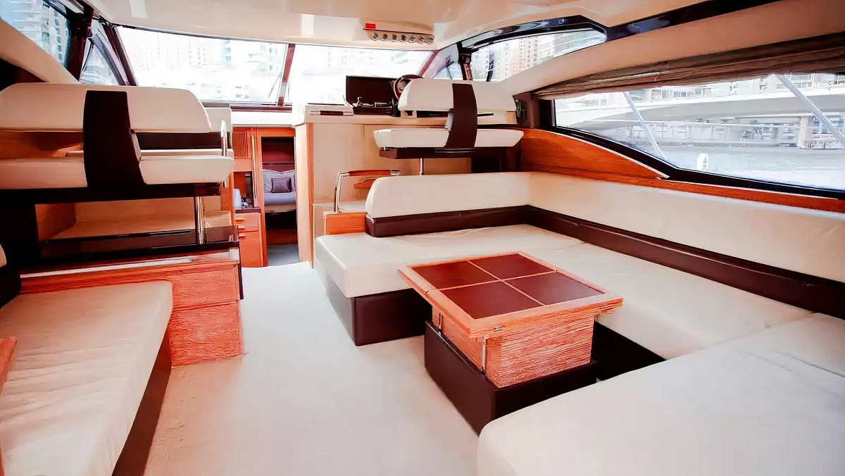 Аренда моторной яхты Azimut 48 в Дубай - салон